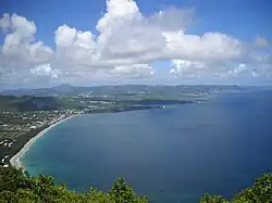 Vue d'ensemble de la plage du Diamant depuis le sommet du Morne Larcher