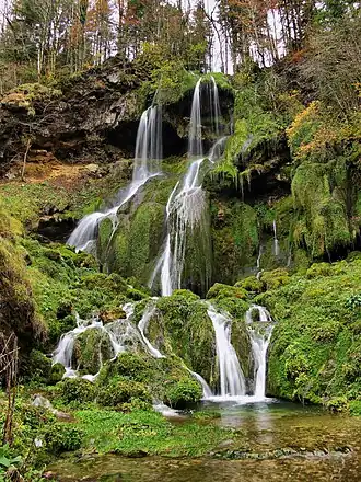 Cascade du ruisseau du moulin de Vermondans en hautes eaux.