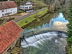 Le barrage courbe du moulin Girardot.