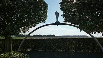 Notre-Dame-du-Carrefour à l'intersection des D 23, D 929 et D 938, à cheval sur le territoire des communes de Plainval et de Brunvillers-la-Motte.