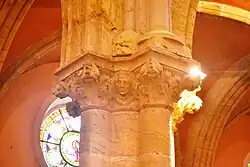 uns des chapiteaux sculptés représentant un notable local