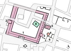 Plan simplifié et colorisé de l'agora romaine montrant les édifices principaux visibles de nos jours selon trois périodes de construction (hellénistique, romaine et ottomane)