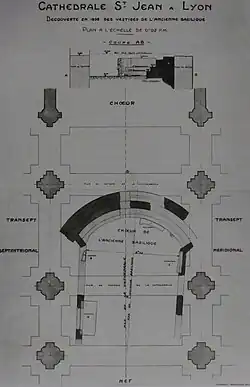 Plan en noir et blanc montrant le chœur et la croisée du transept d’une cathédrale.