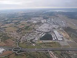 Vue sur la plateforme de Nantes avec l'usine Airbus en 2012.