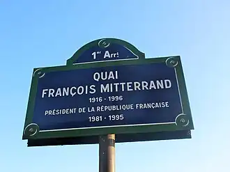 Une plaque de localisation du quai.