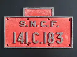 Plaque simplifiée de 141 C, ce modèle équipa les locomotives héritées des anciens réseaux.