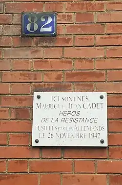 Plaque honorant des héros de la Résistance au no&nbsp;82.