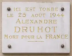 Plaque au no&nbsp;29 en hommage à Alexandre Druhot, mort pendant la Libération de Paris.