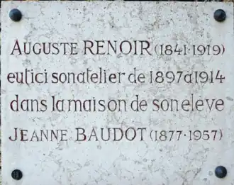Plaque indiquant qu'Auguste Renoir a eu son atelier dans la maison de Jeanne Baudot au 4, rue du Général-Leclerc à Louveciennes.