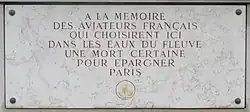 Plaque sur le pont de Tolbiac en mémoire des aviateurs français s'étant abîmés dans la Seine pour épargner Paris le 3 octobre 1943.