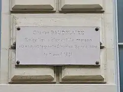petite plaque de marbre fxée sur un mur en méméire de Baudelaire