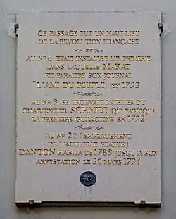 Plaque au sujet des évènements de la Révolution française.