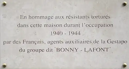 Plaque commémorative portant l'inscription « En hommage aux résistants torturés dans cette maison pendant l'occupation, 1940-1944, par des Français, agents auxiliaires de la Gestapo du groupe dit "Bonny-Lafont" »