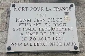 Plaque au no&nbsp;33, devant le palais Bourbon, en hommage à Henri Jean Pilot, mort pour la Libération de Paris (1944).