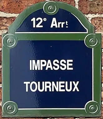 Voir la plaque.