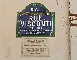Plaque au croisement avec la rue de Seine, en hommage au poète hongrois Istvan Keszei&nbsp;(hu).