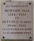 Plaque au no&nbsp;26 en hommage à Jean Morvan et Albert di Fusco, fusillés par les nazis en 1941.