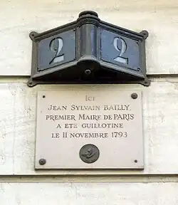 Jean Sylvain Bailly fut guillotiné à l'emplacement du no&nbsp;2 en 1793.
