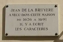 Plaque commémorative du no&nbsp;25 : « Jean de La Bruyère a vécu dans cette maison de 1676 à 1691 ; il y a écrit les Caractères ».