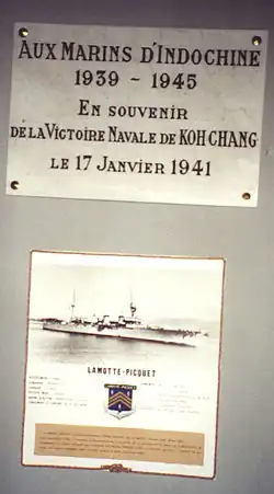 Plaque commémorant le 60e&nbsp;anniversaire de la bataille navale de Koh Chang, apposée dans la salle du Souvenir, au fort-musée Montbarrey, à Brest, le 17 janvier 2001, en présence d'une vingtaine de membres des forces navales d'Extrême-Orient 1939-1945.