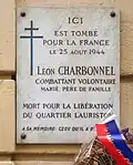 Plaque au no&nbsp;3 en hommage au résistant Léon Charbonnel, mort en 1944 pendant la Libération de Paris.