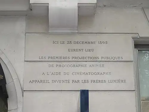 Inscription commémorative sur la façade du Café Lumière.