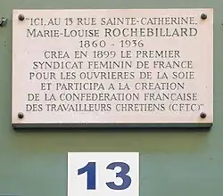 Plaque commémorant la création d'un syndicat féminin en 1899 par Marie-Louise Rochebillard, au 13 de la rue.