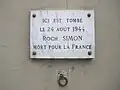 Plaque au no&nbsp;10 rendant hommage à Roch Simon, mort pour la France le 24 août 1944.