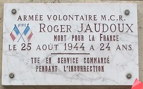 No&nbsp;30 : plaque rendant hommage à Roger Jaudoux, mort pour la France en 1944.