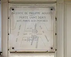Plaque à l'emplacement de la porte aux Peintres de l'enceinte de Philippe Auguste, aujourd'hui détruite. Parfois appelée porte Saint-Denis, elle ne doit pas être confondue avec la porte Saint-Denis de l'enceinte de Charles V, reconstruite sous Louis XIV. no&nbsp;135 rue Saint-Denis, Paris.