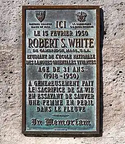 Plaque à l'angle avec la place Saint-Michel.