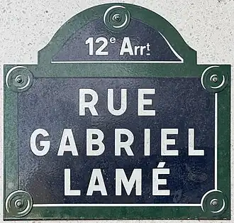 Voir la plaque.