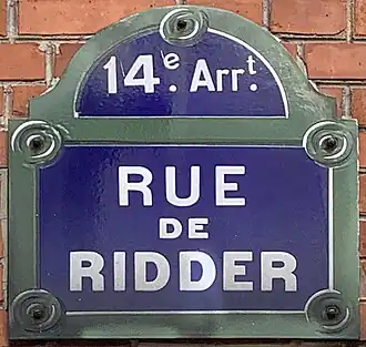 Voir la plaque.