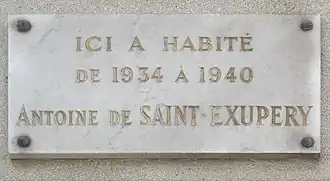 Plaque au no&nbsp;15, en hommage à Antoine de Saint-Exupéry.