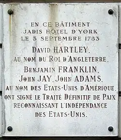 Plaque au no&nbsp;56 en hommage au traité de Paris.