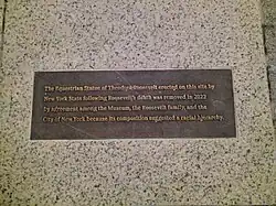 Plaque expliquant le retrait en 2022 de la statue équestre de Theodore Roosvelt à New York.