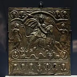Plaque en bronze argenté avec tauroctonie et divinités planétaires. Brigetio (Hongrie), début IIIe&nbsp;siècle. Musée national hongrois.