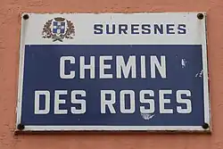 Photographie en couleur d'une plaque de rue.