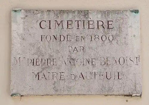 Plaque à l'entrée commémorant la fondation du cimetière en 1800.