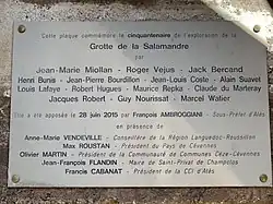 Cette plaque commémore le cinquantenaire de l'exploration de la grotte de la Salamandre.