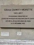Plaque commémorative Cécile DeWitt-Morette rappelant la naissance de la physicienne à l'École nationale supérieure des mines de Paris.
