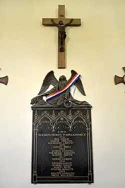 Plaque dans l'église Saint-Vaast de Saint-Vaast-sur-Seulles.