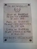 Plaque d'aspect marbrée qui rend hommage à trois membres de la famille morts pour la France lors de la Première Guerre Mondiale.