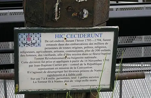 Photo couleur d'un panneau commémoratif, avec un emblème « souvenir chouan » en haut à gauche.