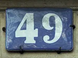 Numéro sur porcelaine émaillée conforme à la réglementation de 1847.