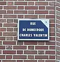 Plaque de rue Dunkerque-Charles Valentin à Gravelines.