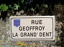 Armoiries de la commune de Vouvant présentes sur une plaque de rue (burelé inversé).