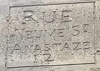 Plaque de rue mentionnant l’ancien nom de la rue.