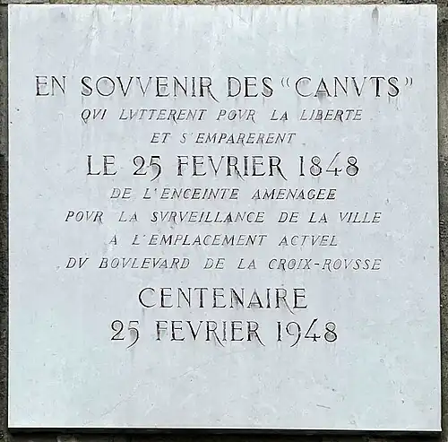 Plaque commémorative du centenaire de la révolte des canuts de 1848,  sur la façade de la mairie du 4e arrondissement.
