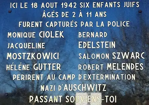 Plaque commémorative honorant la mémoire d'enfants juifs arrêtés le 18 août 1942 et assassinés, apposée sur l'école du Pouy à Mont-de-Marsan.